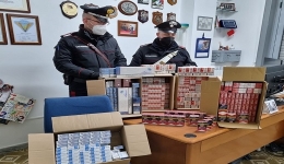Terzigno: in casa una fabbrica abusiva di abiti e sigarette di contrabbando, arrestato