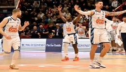 Poker della GeviNapoli Basket che batte Cremona e sale in vetta alla classifica