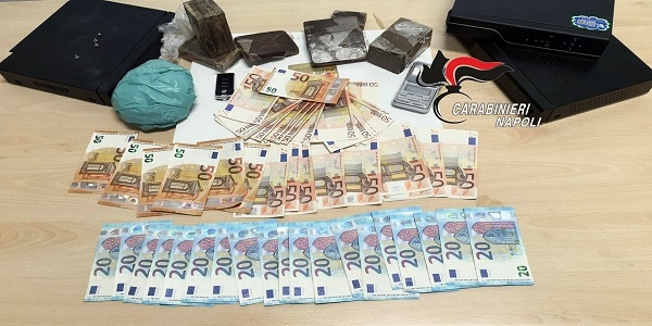 Pomigliano: ai domiciliari, nascondeva in casa droga e soldi. Arrestato