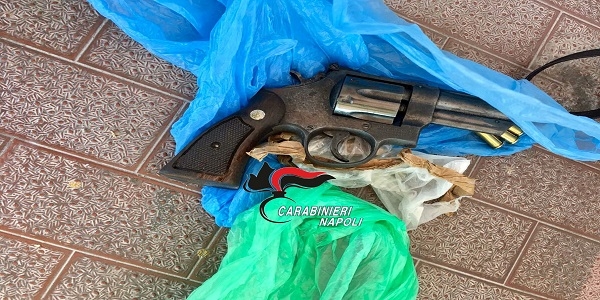 Brusciano: i carabinieri rinvengono una pistola e droga