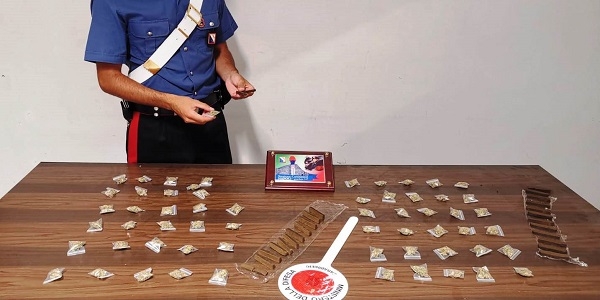Napoli, Scampia: i carabinieri rinvengono droga in un vano ascensore