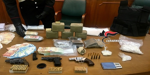 Napoli: perquisizioni dei carabinieri. Sequestrati 50mila euro, armi, cartucce e droga