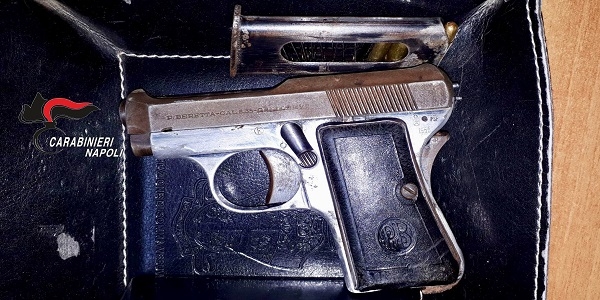 Brusciano: sorpresi in possesso di una pistola con colpo in canna, arrestati dai carabinieri