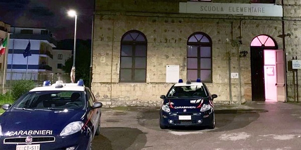 M.S.Severino: rubano 21 PC e 18 tablet da una scuola, arrestati dai carabinieri 