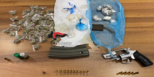 Afragola: task force dei Carabinieri, trovate armi e droga