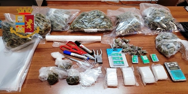 Napoli: confezionano droga in una cantina, arrestati
