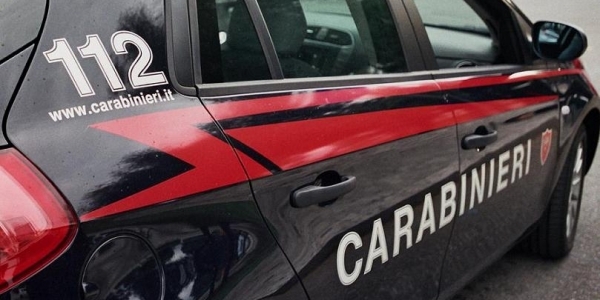 Napoli: in crisi di astinenza, picchia la moglie. Intervengono i carabinieri e lo arrestano