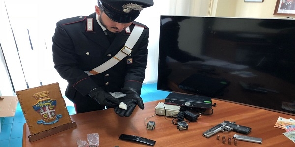 Napoli: in casa droga, pistola e munizioni. Arrestato dai carabinieri 
