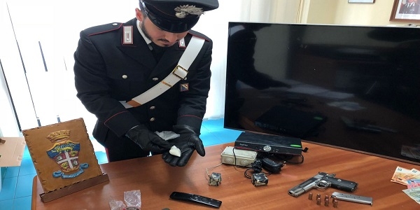 Napoli: in casa droga, pistola e munizioni. Arrestato dai carabinieri