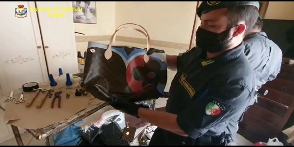 Napoli: la Gdf scopre una fabbrica del falso e sequestra 7.000 articoli contraffatti