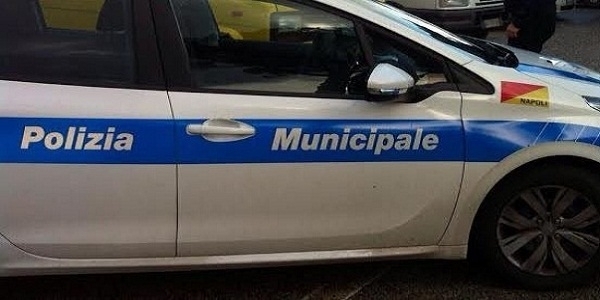 Napoli: la Municipale rimuove 19 veicoli abbandonati in strada