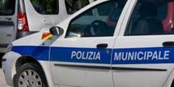 Napoli: la Municipale ritrova e restituisce uno smartphone ad una turista