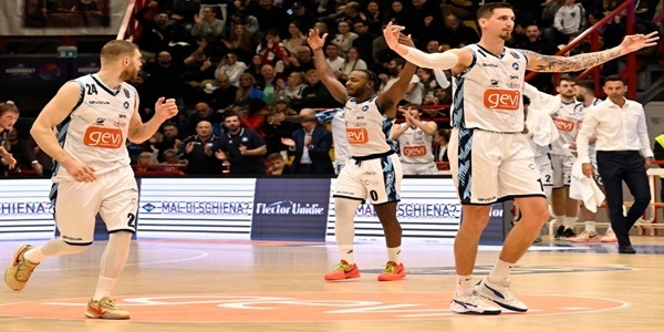 Poker della GeviNapoli Basket che batte Cremona e sale in vetta alla classifica