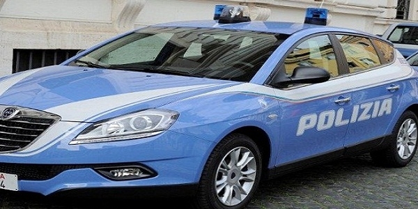 Napoli: rapinano un orologio e fuggono. La polizia ferma un uomo, ricercato il complice.