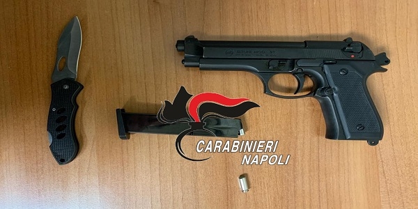 Napoli: colpisce ex e figlia minore con il calcio della pistola, arrestato dai CC
