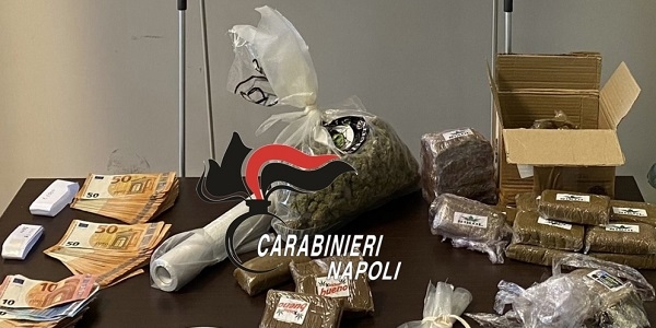 Napoli: nascondeva in casa quasi 3 chili di droga e soldi, arrestato dai carabinieri