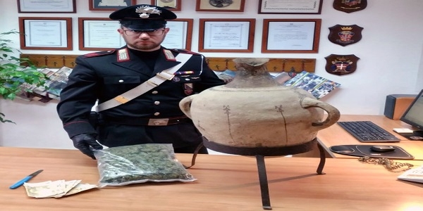 Ischia: arrestato dai carabinieri per spaccio e denunciato per possesso di un’anfora