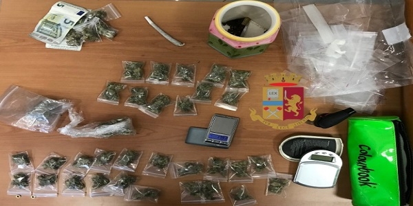 Napoli: la polizia denuncia un 15enne e sequestra 60 gr di droga
