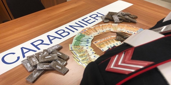 Napoli: i carabinieri sequestrano droga e armi. Numerose le denunce, emessi verbali per migliaia di euro