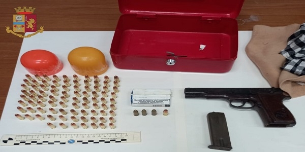 Castellammare: la polizia sequestra una pistola, munizioni e droga.