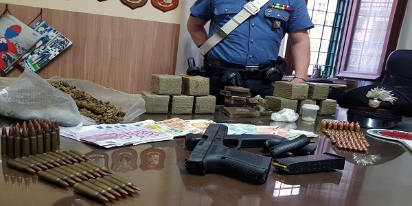 Napoli: i carabinieri irrompono in casa di un 28enne e trovano droga, armi e cartucce da guerra