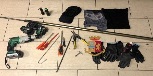 Napoli, Piscinola: trovati in possesso di attrezzi e grimaldelli, denunciati dalla polizia