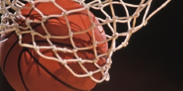 La GeVi Napoli Basket sfiora l'impresa. Caserta vince il derby all'overtime 76-78