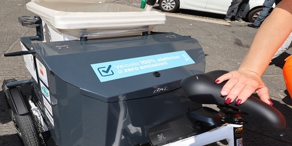 Napoli: bici elettriche per la pulizia della città, presentati i nuovi mezzi Asia