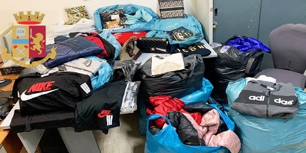 Napoli: capi contraffatti in un appartamento, la polizia denuncia un uomo