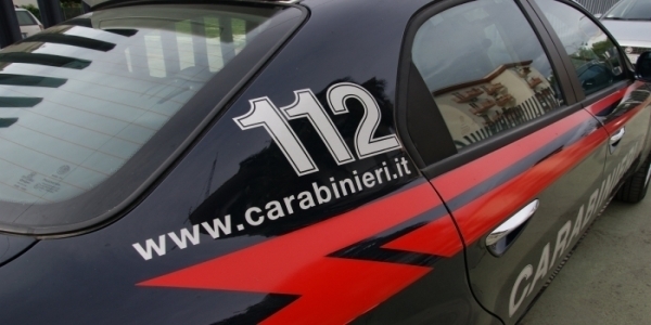 Napoli: 33enne aggredisce padre e fratello con un punteruolo, arrestato dai carabinieri