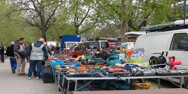 Casagiove: controlli a tappeto della GDF nel mercatino dell'area industriale