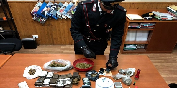 Casoria: droga e munizioni nascoste in casa, coppia arrestata dai carabinieri