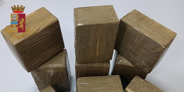 Casavatore: la polizia arresta un uomo e una donna. Sequestrati 10 kg. di hashish