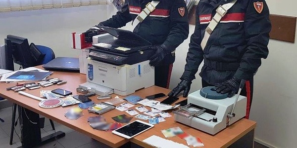 Torre del Greco: i carabinieri scoprono una centrale per creare false carte di credito