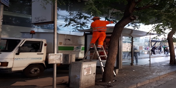 Napoli, Piazza Garibaldi: intervento della Municipale.