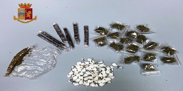 Napoli: la polizia rinviene e sequestra cocaina, marijuana e hashish