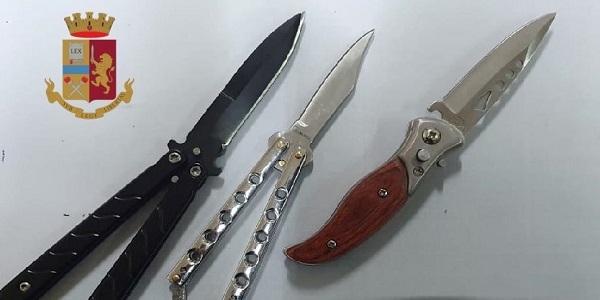 Napoli: la Polizia denuncia tre minori. Ognuno di loro aveva in coltello di 15 cm.