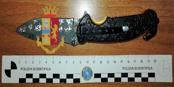 Napoli: la polizia denuncia un 22enne. Era in possesso di un coltello 