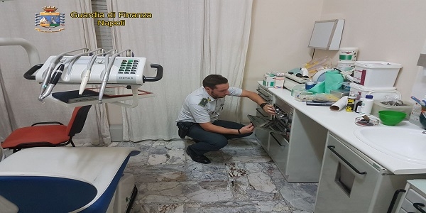 Napoli: la GDF scopre un falso dentista. Denunciato.