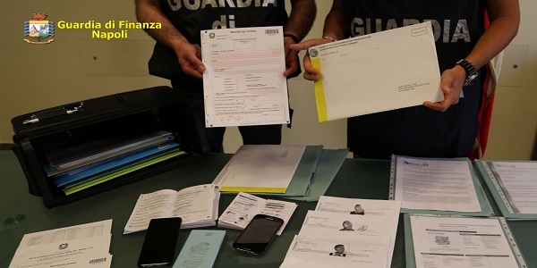 Napoli - Caltanissetta: possesso e fabbricazione documenti falsi, la GdF ferma 7 cittadini pakistani