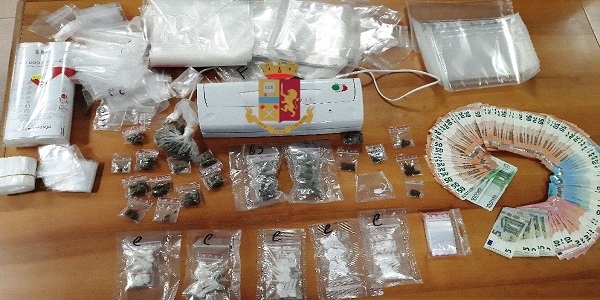 Napoli, Corso Malta: trovato in possesso di droga, arrestato dalla polizia