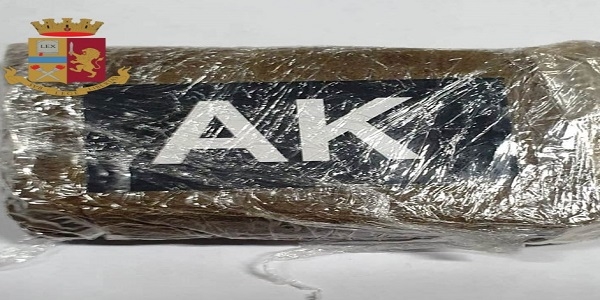 Napoli, Capodimonte: trovata in possesso di hashish, arrestata dalla polizia