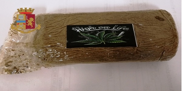 Napoli: hashish in auto, arrestato dalla polizia