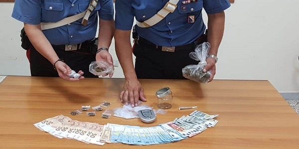 Gragnano: trovati in possesso di droga e soldi, arrestati dai carabinieri