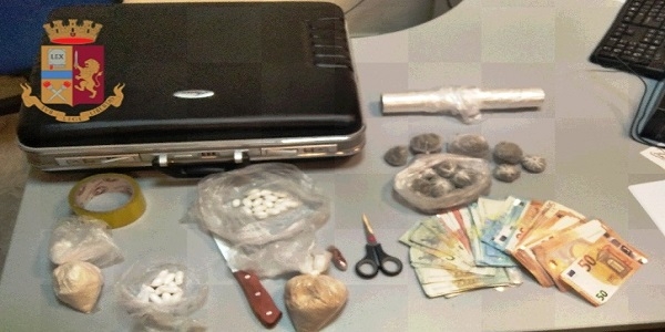 Napoli: la polizia arresta un pusher e sequestra eroina, marijuana e soldi