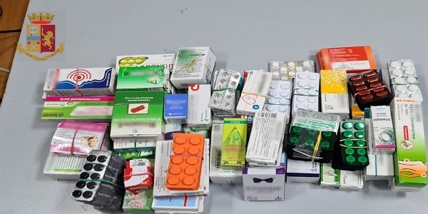 Napoli: la polizia denuncia una donna. Vendeva farmaci in strada