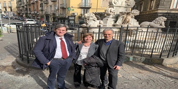 Napoli: la fontana di piazzetta Monteoliveto è totalmente visibile