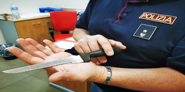 Napoli: in treno con un coltello nello zaino, denunciato dalla Polfer