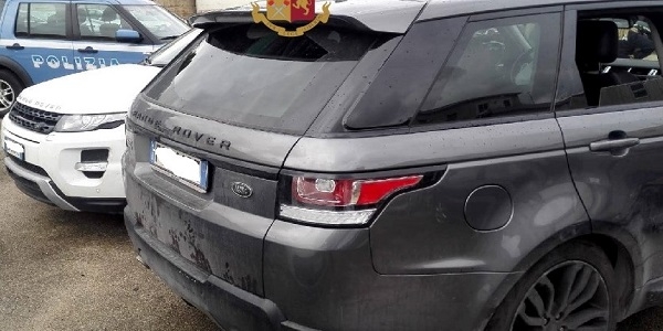 Volla: la polizia blocca tre persone, ne denuncia altre due e recupera due Range Rover