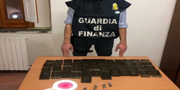 Torre Annunziata: la GDF sequestra 5 kg di hashish e arresta un uomo